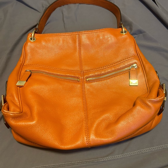 Michael Kors medium size handbag with one shoulder strap and zipper on top - Picture 2 of 5